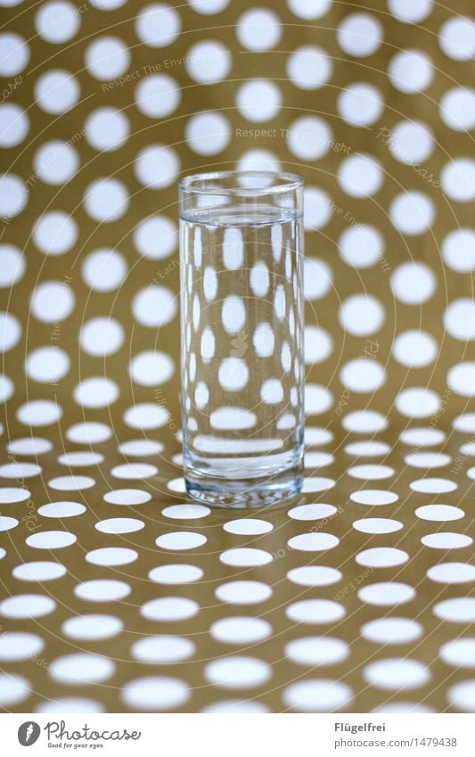 Anderer Blickwinkel Getränk grün Glas Wasserglas Verzerrung Punkt gepunktet Muster Geschenkpapier Perspektive Symmetrie Oval Lupe Durchblick Farbfoto