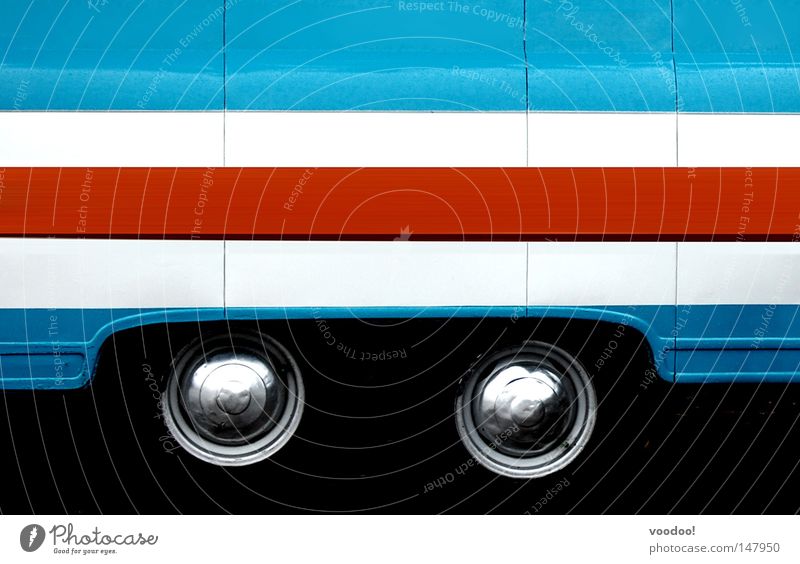 Olga hatte sich den zugesagten Au-pair-Job als Bus weiß blau rot Autoreifen Karosserie Detailaufnahme Bildausschnitt Anschnitt mehrfarbig lackiert Autolack