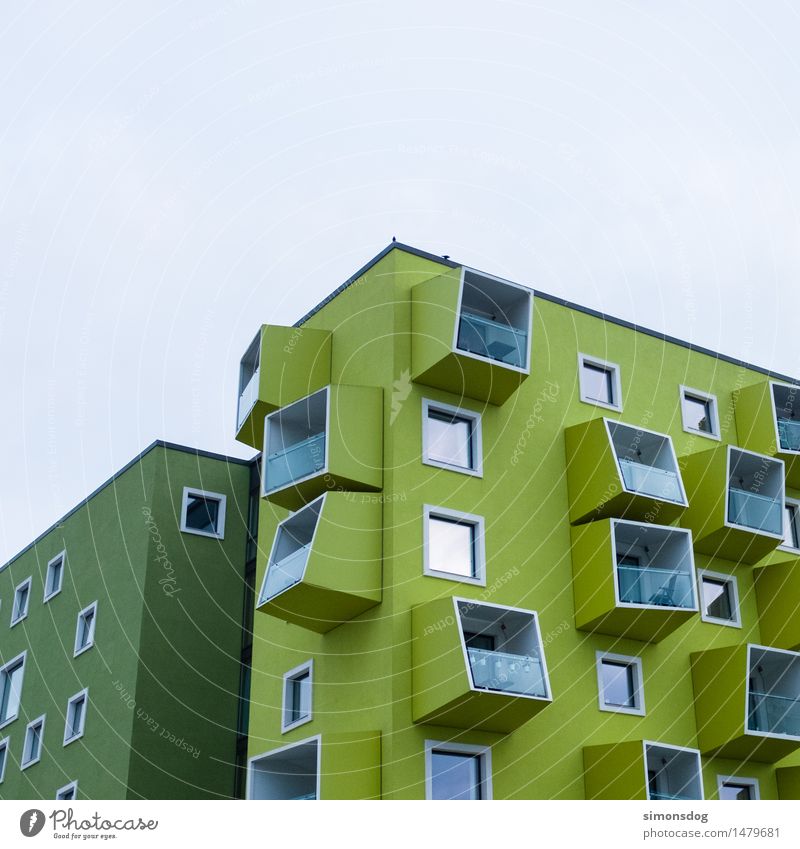 Kubus Haus Gebäude Architektur Fassade Bewegung einzigartig Design Kopenhagen grün Würfel minimalistisch Balkon herausragen Strukturen & Formen Mehrfamilienhaus