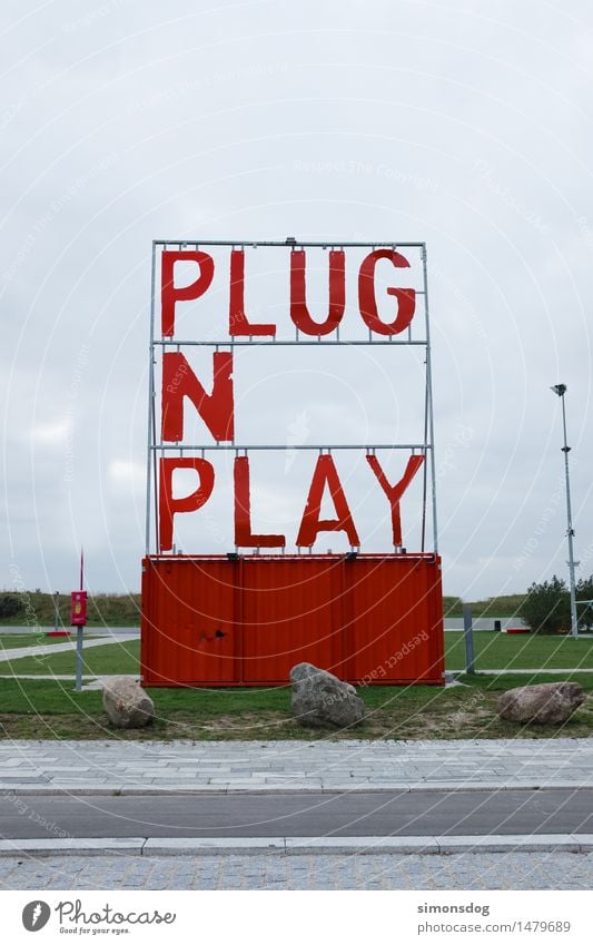 PlugNPlay Verkehrswege Straße Kreativität Container Motivation Musik passieren Beginn startbereit rot Stadt Installationen Statement Aussage aussagekräftig