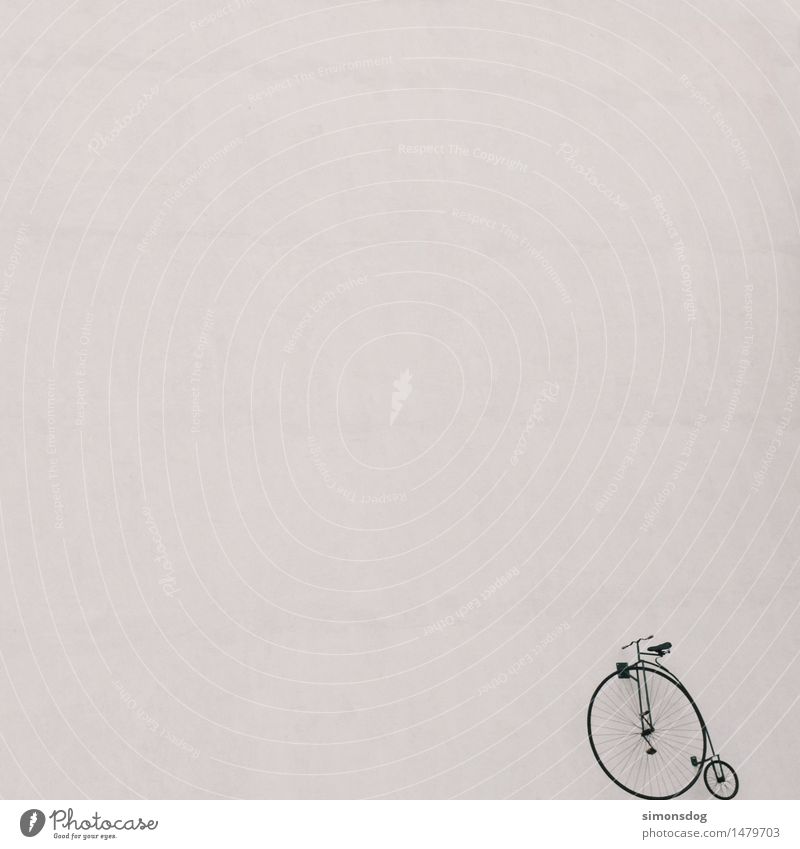 minimal Raum maximal Rad Mauer Wand Fassade Verkehrsmittel Fahrradfahren plakatiert minimalistisch alt Farbfoto Außenaufnahme Menschenleer Textfreiraum links