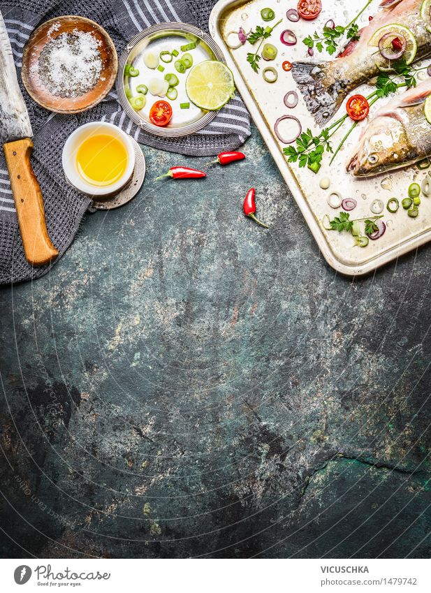 Frischer Fisch auf Backblech mit Zutaten Lebensmittel Gemüse Kräuter & Gewürze Öl Ernährung Mittagessen Abendessen Festessen Bioprodukte Vegetarische Ernährung