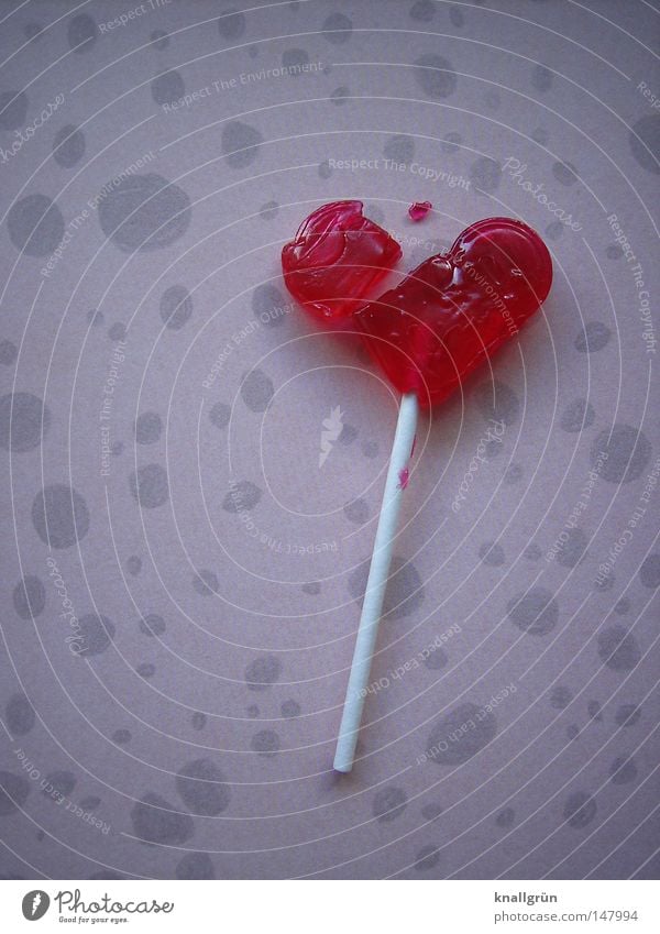 To be a little broken Herz herzlich kaputt vergangen Liebeskummer Lollipop rosa rot weiß grau Fleck Punkt herzförmig Teile u. Stücke Süßwaren Lebensmittel