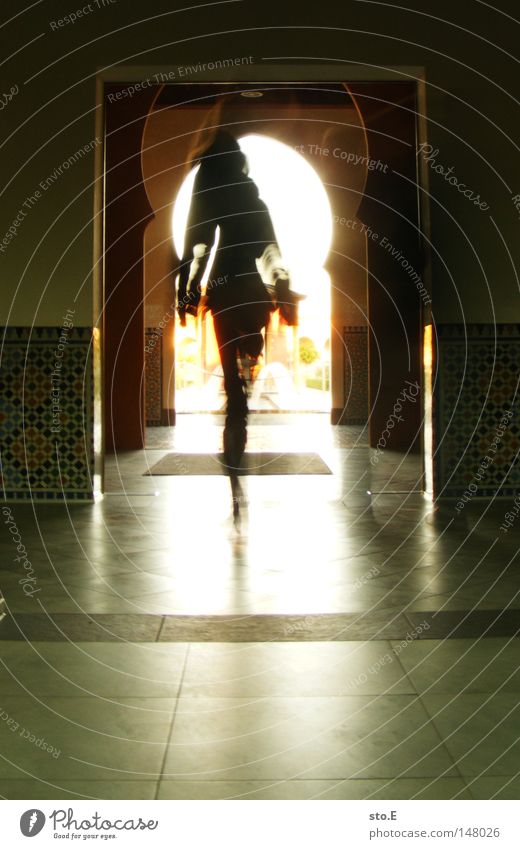 Weg zur Quelle gehen Spaziergang Durchgang Tunnel Bauwerk Naher und Mittlerer Osten Morgenland Dame Frau Mensch rund Reflexion & Spiegelung Muster Ordnung Licht