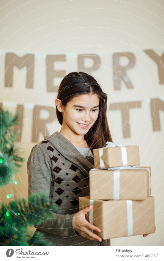 Kleines Mädchen, das Weihnachtsgeschenke und -lächeln hält Winter Schnee Lampe Weihnachten & Advent Geburtstag Kind Schwester Freundschaft Haare & Frisuren