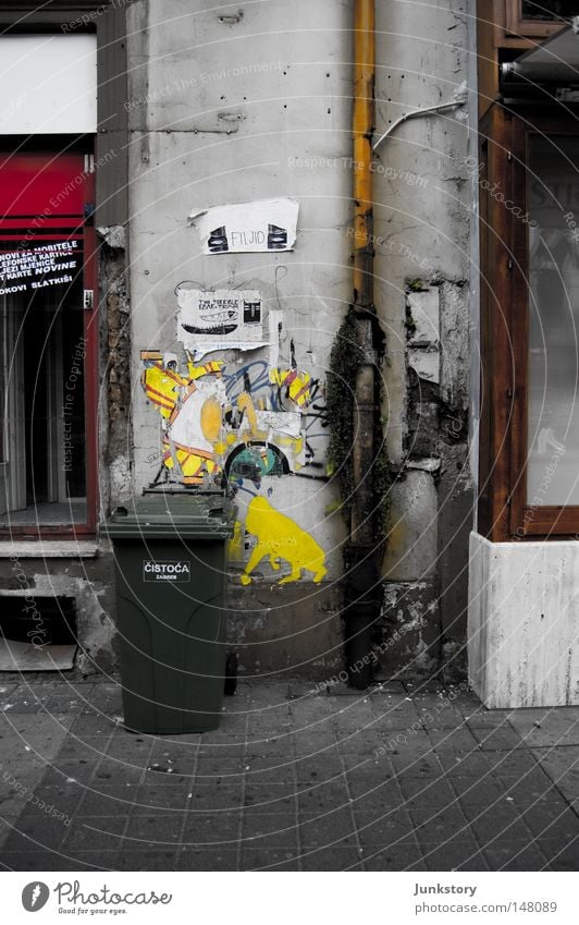 Croatian Trash in Autumn (oder andere Arty Farty Titel) Müll Müllbehälter Beton Stein Bodenbelag dreckig Verfall Regenrinne Eisenrohr Röhren Abfluss rot gelb