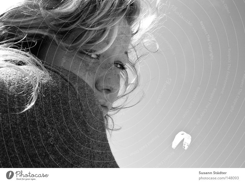 Ostseewind schwarz weiß Schwarzweißfoto Haare & Frisuren Locken blau Frau Jungfrau 18-30 Jahre Jugendliche Blick in die Kamera Anschnitt Bildausschnitt