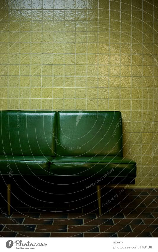 grüne Felder - Sitze, Kacheln, Boden, Fliesen Möbel Bad Mauer Wand Kunststoff sitzen warten gruselig kalt gelb Einsamkeit Farbe Langeweile Liege Kanapee leer