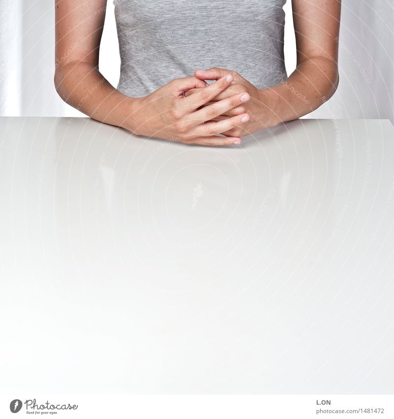 ichweißnicht Gesundheit Meditation Tisch Arbeitsplatz Büro Mensch feminin Junge Frau Jugendliche Erwachsene Hand 1 T-Shirt Denken sitzen warten natürlich