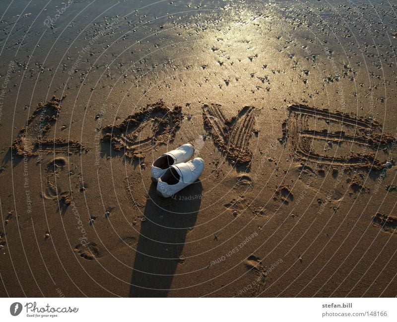 Warten auf die Liebe Ferien & Urlaub & Reisen Strand Sand Schuhe Sorge Einsamkeit Sonnenuntergang