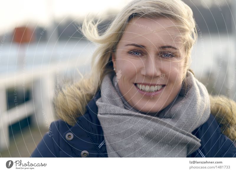Attraktive natürliche blonde Frau Glück Gesicht Winter Erwachsene 1 Mensch 30-45 Jahre Herbst Wind Hafen Schal Behaarung Lächeln Freundlichkeit blau