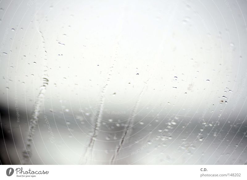 es regnet... Regen Fenster Autofenster Wasser Wassertropfen unklar weiß grau schwarz Rinnsal unterwegs Deutschland