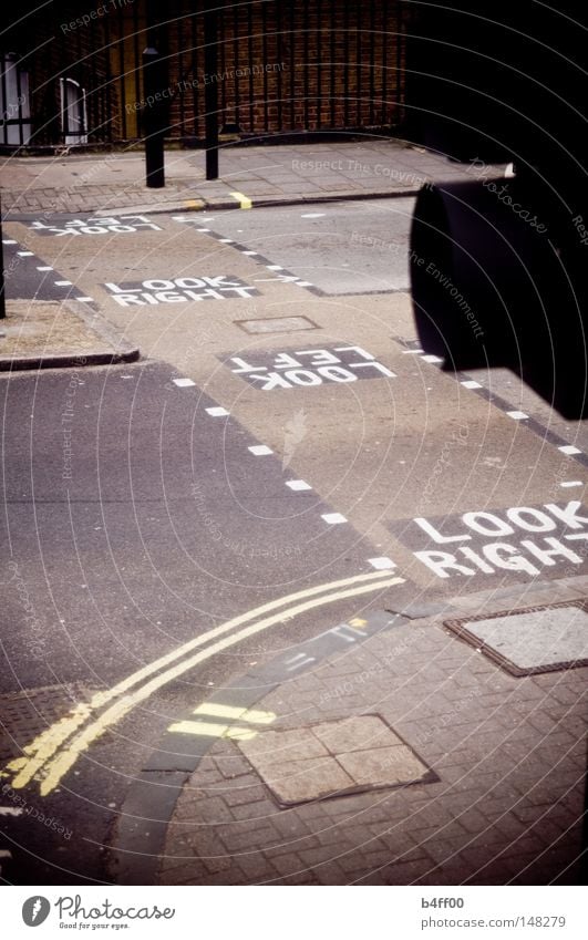 nach rechts und links London Fußgängerübergang gehen Ampel Linksverkehr dunkel Vignettierung Trauer Verkehrswege Straße look right look left rechts links Blick