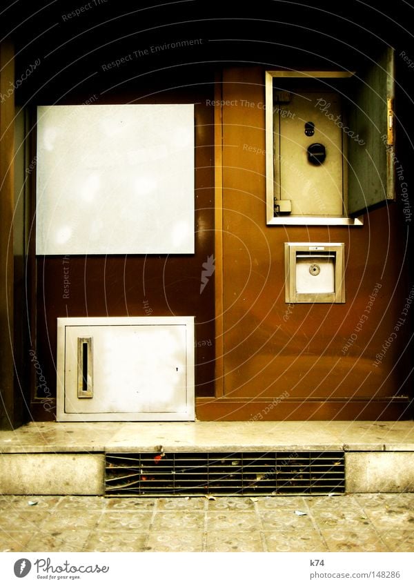 Verschlusssache Tresor Postfach schließen Geldautomat Geldinstitut Kapitalwirtschaft leer offen Tür Briefkasten braun Bronze Schlüssel Schlüsselloch Dinge