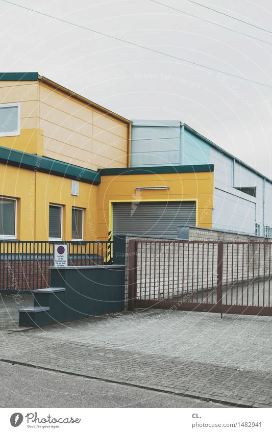 gewerbegebiet Industrie Unternehmen Himmel schlechtes Wetter Haus Gebäude Architektur Fenster Tor Garage Straße trist gelb grau stagnierend Farbfoto