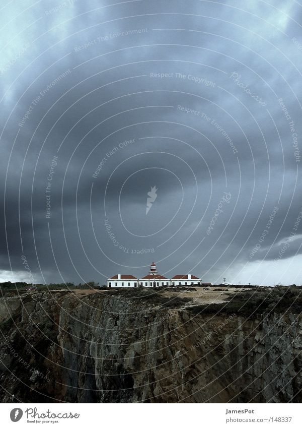 Ein Sturm zieht auf... Leuchtturm Klippe Wolken Portugal Regen Küste Gewitter Himmel Strand