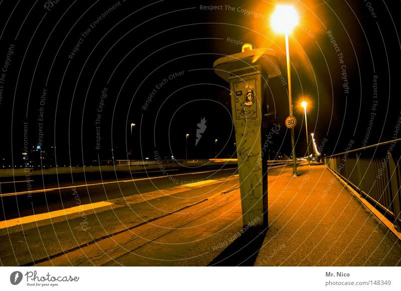 freie fahrt Asphalt Bürgersteig geradeaus Mittellinie überholen Verbote Spuren Menschenleer Einsamkeit Straßenverkehr Straßenverkehrsordnung Laterne Lampe