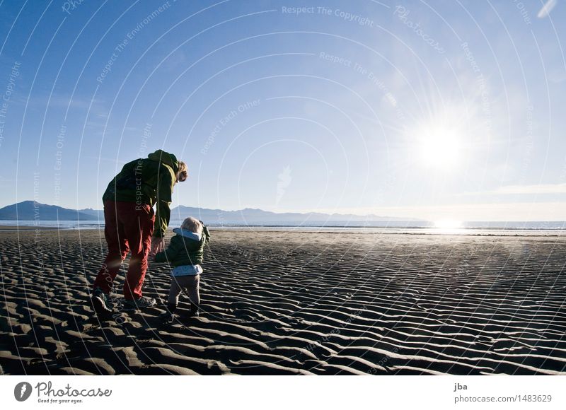 Mutter und Kind beim Spaziergang am Bishops Beach in Homer, Alaska. Leben Zufriedenheit Ferien & Urlaub & Reisen Ausflug Strand Meer Kindererziehung Mensch