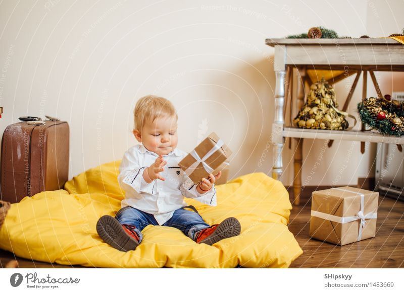 Kleiner Junge, der auf dem Bett und dem Lächeln sitzt Weihnachten & Advent Silvester u. Neujahr Geburtstag Mensch Kind Leben Kopf Hand Beine 1 1-3 Jahre