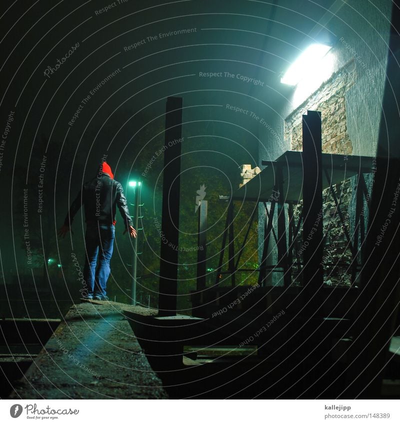 redneck Mensch Mann Silhouette Dieb Krimineller Rampe Laderampe Fußgänger Streifen Schacht Tunnel Untergrund Ausbruch Muster Flucht umfallen Schatten Fenster