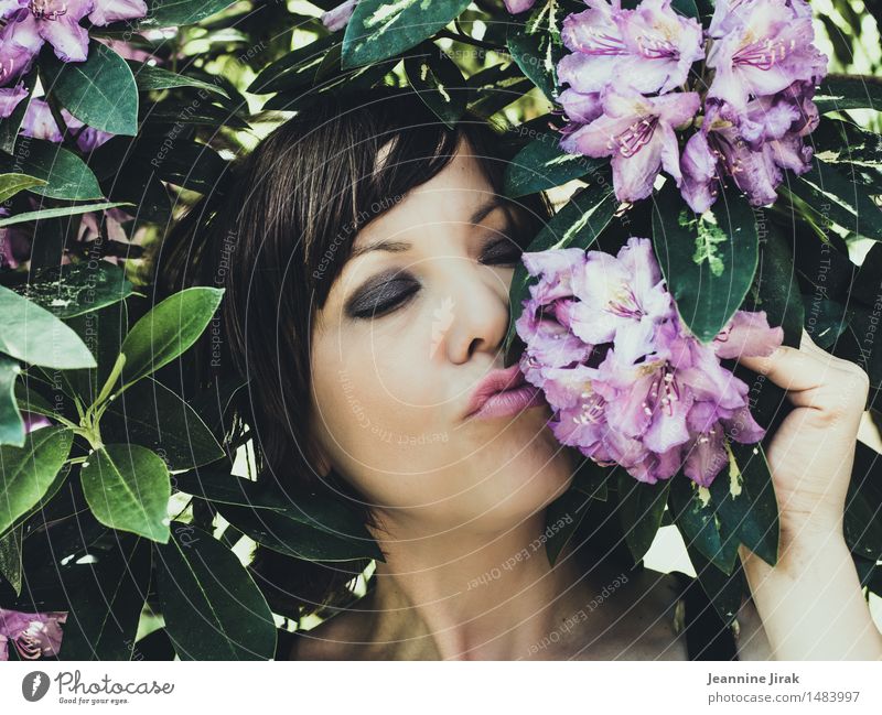 Frau mit Blüten Muttertag Frühlingsfest feminin Kopf Gesicht 1 Mensch Sommer Sträucher Duft genießen Küssen ästhetisch Glück violett Freude Frühlingsgefühle