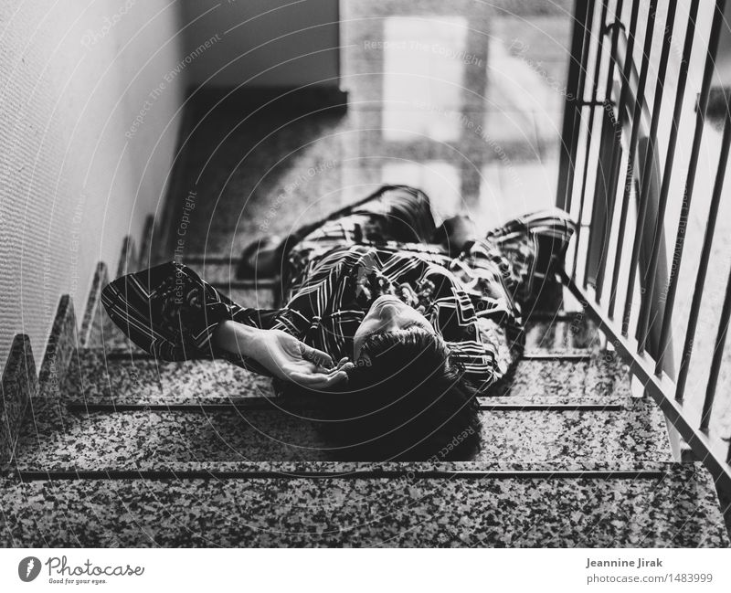 Frau liegt auf der Treppe Erholung Meditation Wohnung Treppenhaus feminin Erwachsene Körper 30-45 Jahre Mode Kleid Treppenabsatz berühren liegen schlafen
