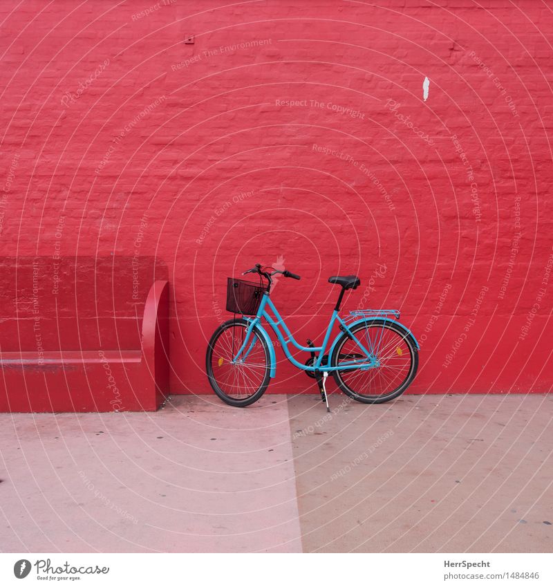 rouge & bleu Mauer Wand Fahrzeug Fahrrad retro Stadt blau rot leer Backsteinwand Bank citybike parken stadtrad Farbe Stadtleben stadtfahrrad mehrfarbig Farbfoto