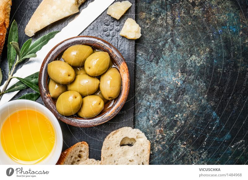 Oliven mit Käse, Öl und Ciabatta Lebensmittel Gemüse Brot Kräuter & Gewürze Ernährung Mittagessen Büffet Brunch Bioprodukte Vegetarische Ernährung Diät