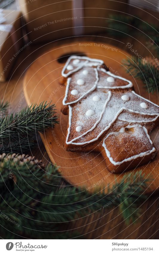 Winterbaum, der auf dem Tisch mit Geschenken liegt Lebensmittel Brot Kuchen Schokolade Essen Frühstück Mittagessen süß Stern Jahreszeiten