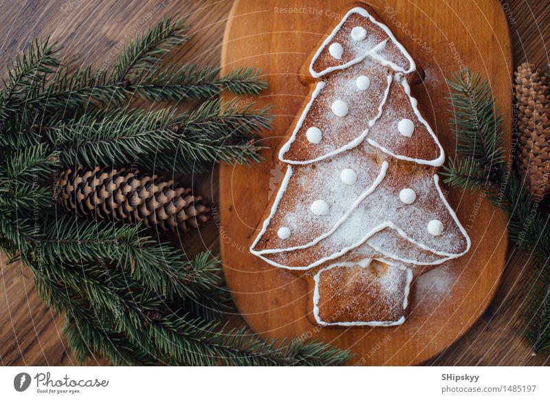 Gelbe Plätzchen, die auf dem Tisch mit Weihnachtsbaum und Geschenken liegen Lebensmittel Brot Croissant Kuchen Dessert Schokolade Marmelade Essen