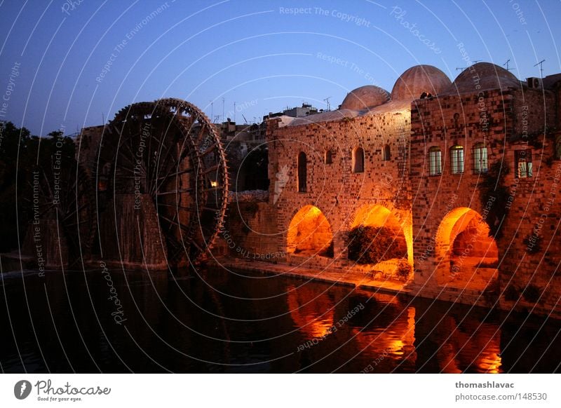 Wasserräder in Hama Nachthimmel Wasserrad Syrien antik alt Fluss Bewässerung historisch Asien Bach romantisch