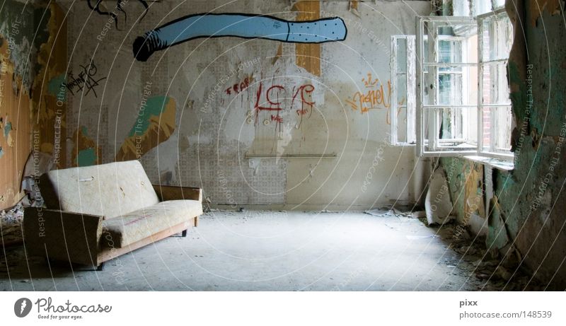JointVenture Altbau Raum Fenster verfallen Renovieren streichen Sofa Erholung Tagger Stil Rauchen roh Tapete Architektur Vergänglichkeit alt offen can grafitti