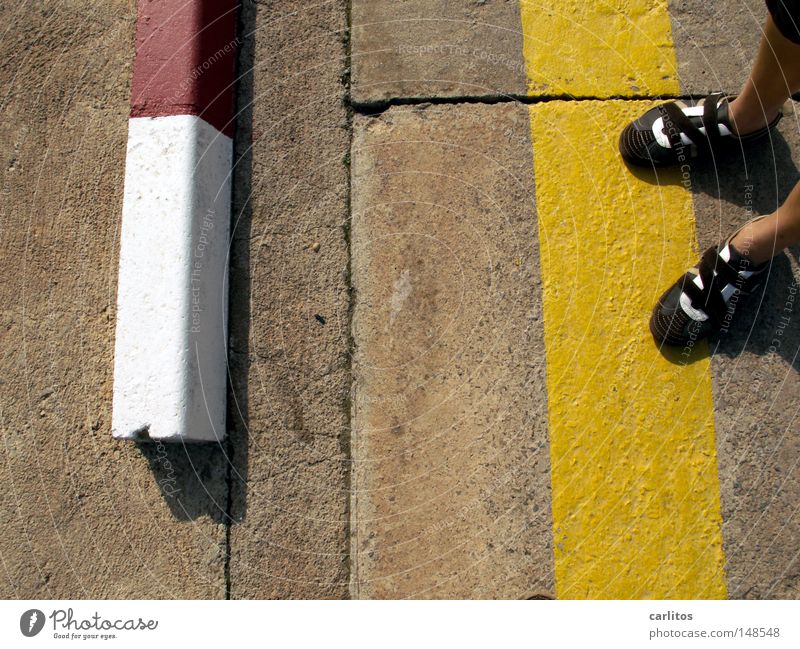 aus Versehen auf den Auslöser gekommen Fahrbahn Beton Bordsteinkante gelb Parkverbot Spanien Balearen Mallorca Detailaufnahme Langeweile Sommer Straße rot-weiß