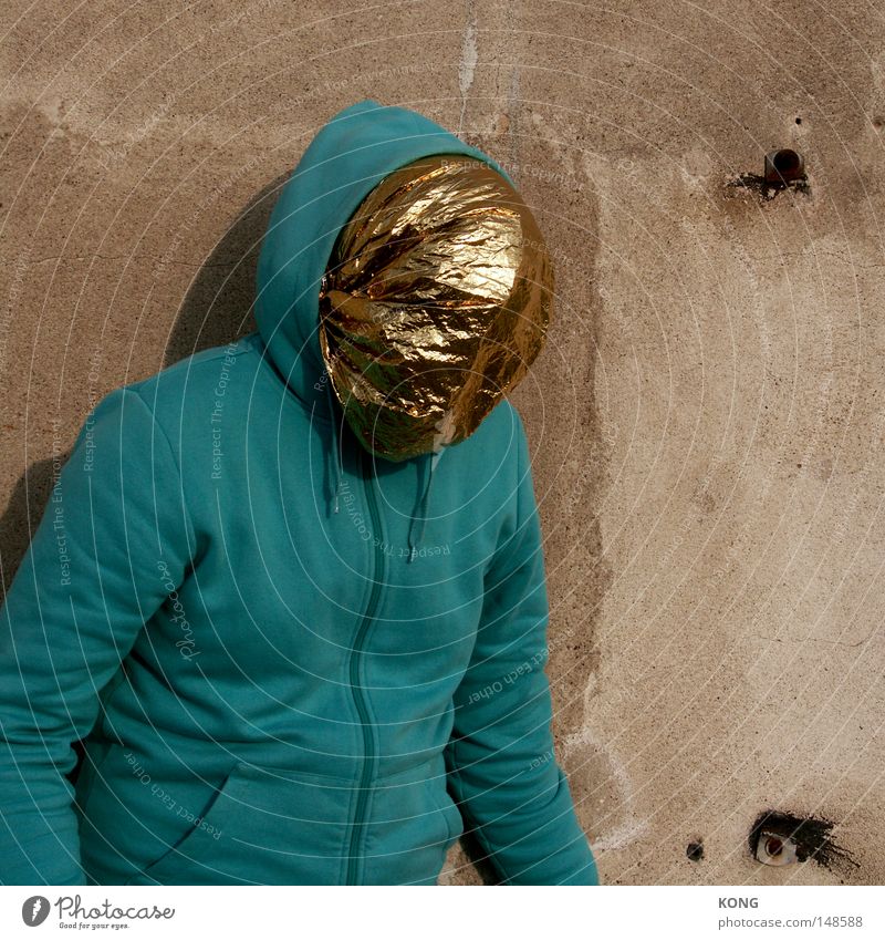 midas Gold Edelmetall Metall Roboter Maske verstecken verborgen verkleiden kaschieren gesichtslos Gesicht schön ästhetisch Statue Mensch Beleuchtung Strahlung