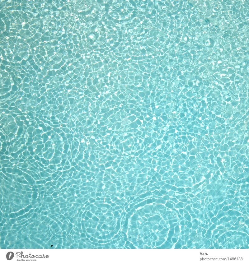 kaltes ° klares ° Wasser Urelemente Wassertropfen frisch hell nass blau türkis Kreis Farbfoto Außenaufnahme Detailaufnahme Menschenleer Tag