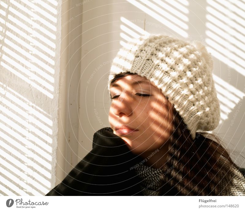 Die letzten Sonnenstrahlen Haare & Frisuren Zufriedenheit Sonnenbad Frau Erwachsene Arme Herbst Wärme Schal Mütze Streifen genießen träumen kalt weiß Romantik