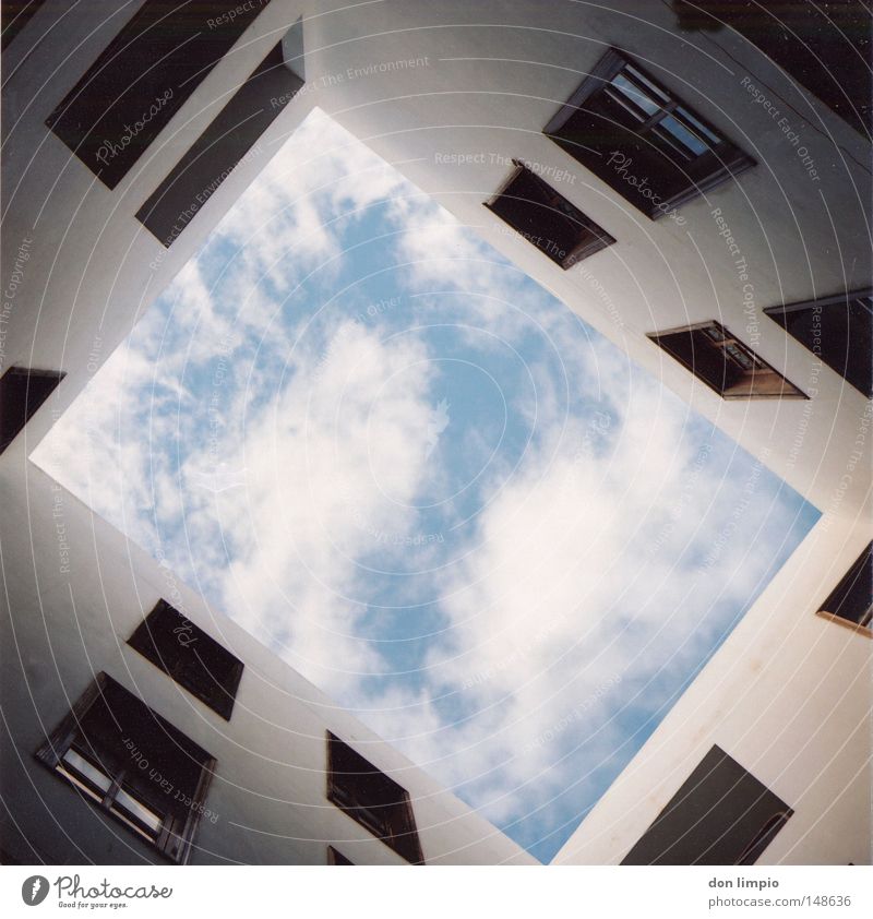 hochformat Haus Fenster Häusliches Leben Gebäude Wolken Himmel Holzfenster Hochformat Schatten Wand weiß Fuerteventura Mittelformat Rollfilm analog casa