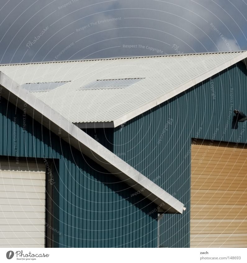 Zwillinge Haus Gebäude gleich synchron Wellblech Hangar Holz Fassade Einfahrt Industrie blau Scheune Lager Lagerhalle Tor Tür