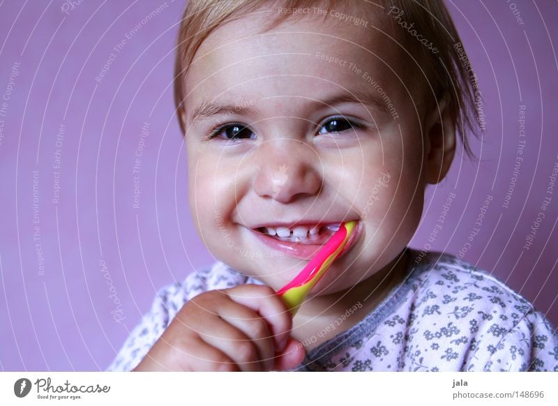 ritsche-ratsche-rutsch, wenn ich die zähne putz Freude schön Gesicht Gesundheit Kind Kleinkind Mädchen Mund Zähne Hand 1 Mensch Zahnbürste lachen Reinigen