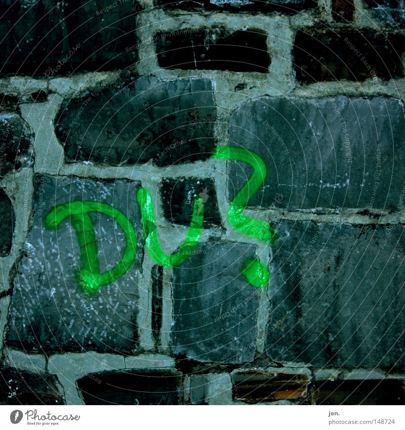 DU? Mauer grau grün Stein Wort Fragen Graffiti dunkel Wandmalereien Wahrzeichen Denkmal Gesellschaft (Soziologie) Strukturen & Formen angesprochen