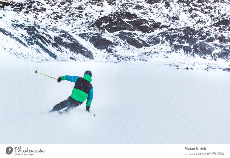 Skifahrer 1 Sport Wintersport Skifahren Skier Free-Ski Skipiste Mensch maskulin Junger Mann Jugendliche Umwelt Natur Landschaft Eis Frost Schnee Hügel Felsen