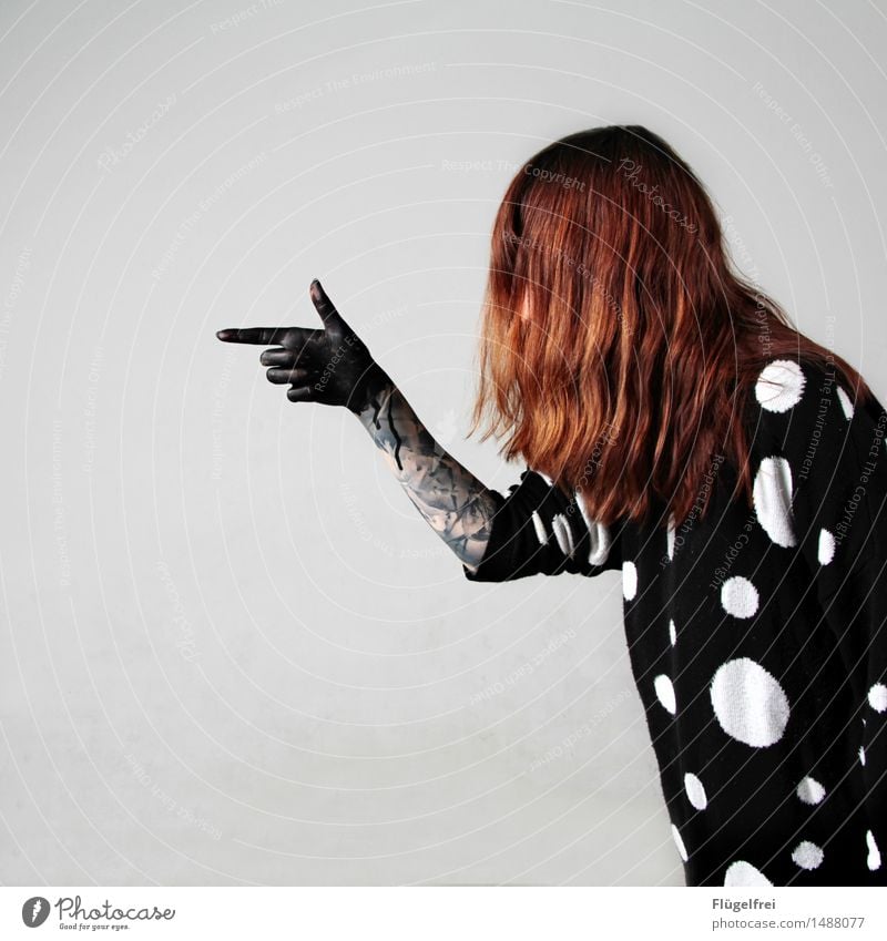 Blinde Gewalt feminin Frau Erwachsene 1 Mensch 18-30 Jahre Jugendliche blind Haare & Frisuren rothaarig Punkt schießen schwarz Wasserfarbe Hand