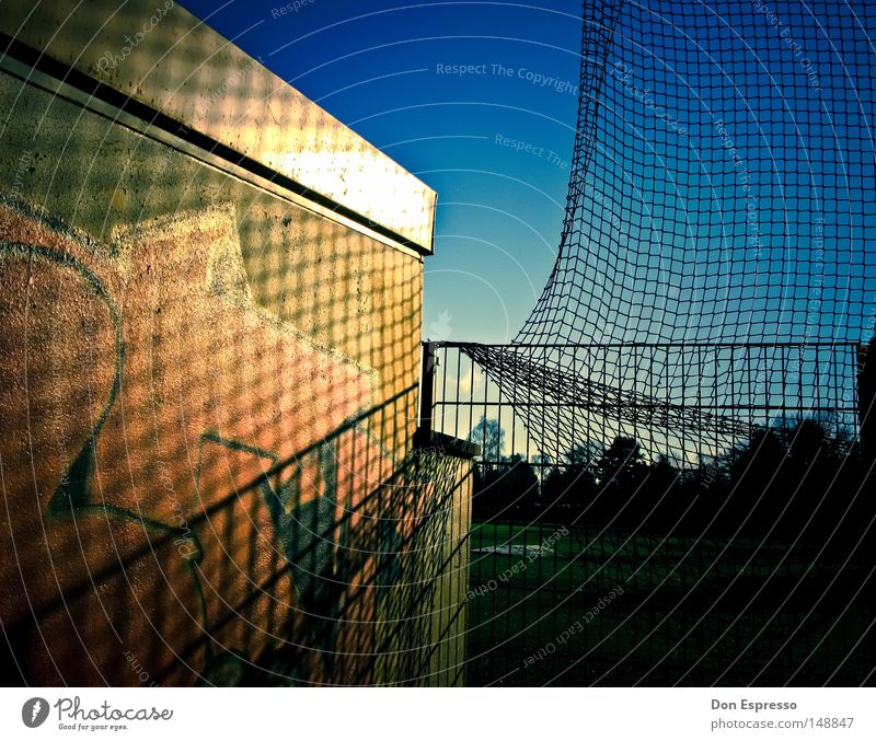 RANDOM Graffiti Netz Schatten keine Ahnung Sportplatz Himmel blau schön Vignette