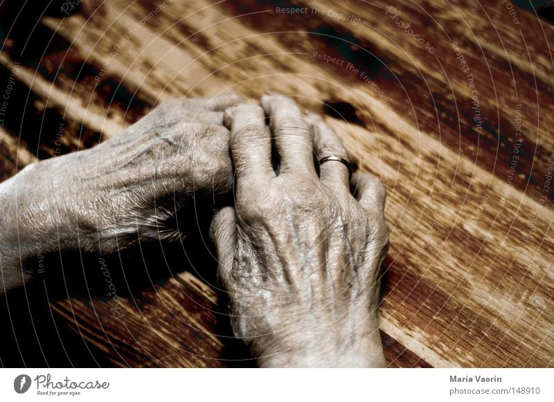 Geschichten des Lebens Hand alt Frau Finger Daumen Haut Senior Falte Lebenslinie Pause ruhen Müdigkeit Zeit Gefühle Wärme Geborgenheit verwundbar Weisheit