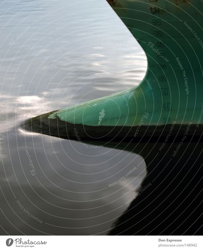 Hafendetail Wasser Reflexion & Spiegelung Wasserfahrzeug Schiffsbug Wellen Symmetrie Kontrast Heck Frachter Schifffahrt Ziffern und Zahlen