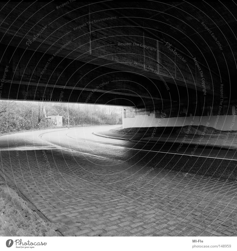 2WaysToTravel schwarz weiß Autobahn hell dunkel Asphalt Straße Brücke Wege & Pfade
