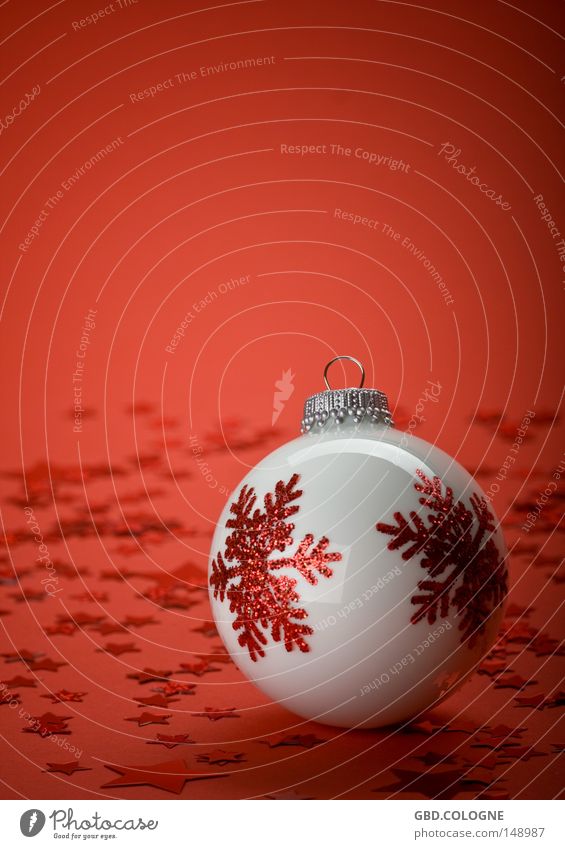 ... warte auf's Christkind Christbaumkugel Baumschmuck Nahaufnahme Dekoration & Verzierung Detailaufnahme Dezember Feiertag Glas hell minimalistisch Kugel