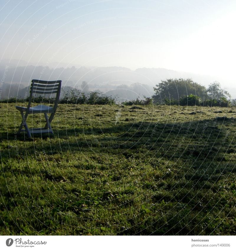 dunst Sessel Stuhl Klappstuhl Campingstuhl Stuhllehne Nebel Dunst Aussicht Schatten Wiese Gras Rasen Sträucher Wolken Einsamkeit ruhig Herbst Frankreich
