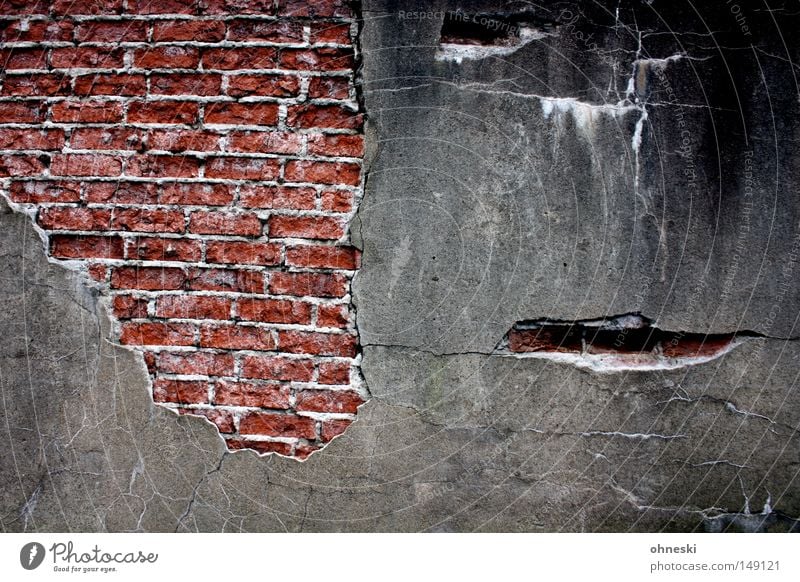 Mauer Backstein Fuge Putz Stein rot schwarz grau verfallen Wand Riss Verfall alt schäbig trist Gesicht Vergänglichkeit Ruß