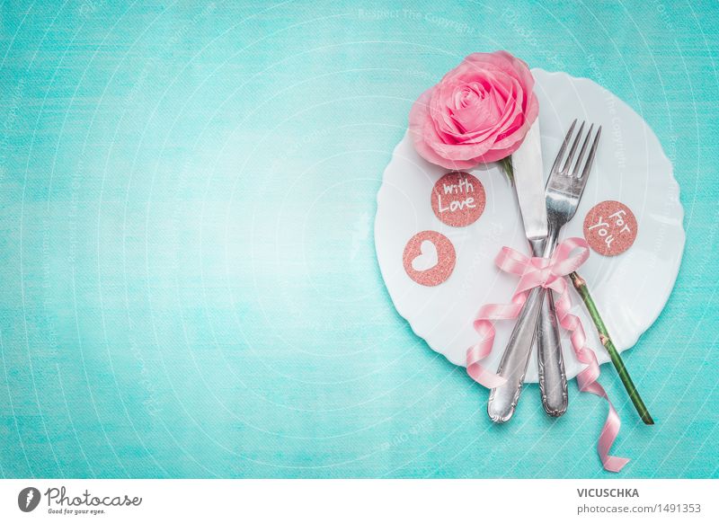 Romantisches Abendessen. Tisch Gedeck mit Rose. Festessen Geschirr Teller Messer Gabel elegant Stil Design Freude Dekoration & Verzierung Veranstaltung